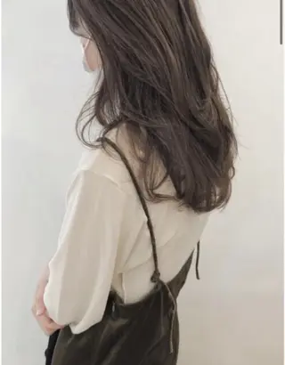 カラー ウエチ モモカのヘアスタイル