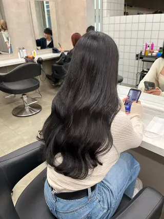 セミロング 寒色＆ブリーチ特化 寒色MiOのヘアスタイル