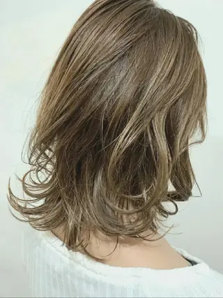 ミディアム カラー 【大宮】デザイナー Anne 諳 アンのヘアスタイル