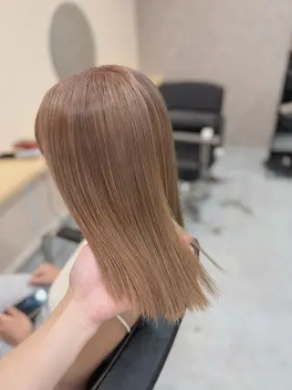 ミディアム 髪質改善カラー／ 艶髪ストレートのヘアスタイル