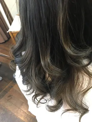 カラー Brooch ブローチのヘアスタイル