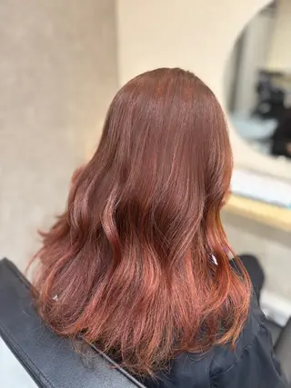 ミディアム 髪質改善カラー／ 艶髪ストレートのヘアスタイル