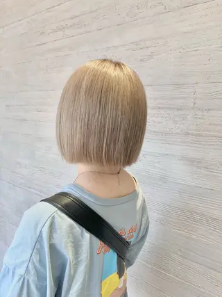 ショート カラー サキ🤍ハイトーン 🩰くびれ巻きヘアのヘアスタイル