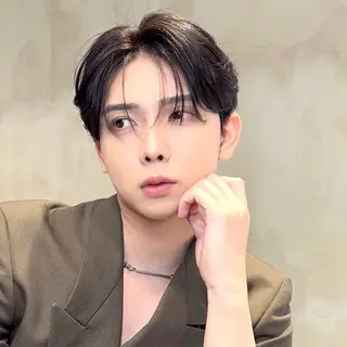 ミディアム パーマ メンズ 岡田大志🇰🇷 中/韓メンズヘアのヘアスタイル