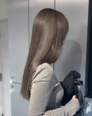 カラー meby所属・🩵福岡ブリーチなし レイヤー/紫音🩵のヘアスタイル