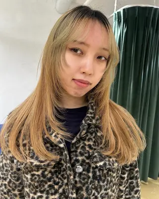 セミロング hen所属・心斎橋/レイヤー/ ブリーチ/モエのヘアスタイル