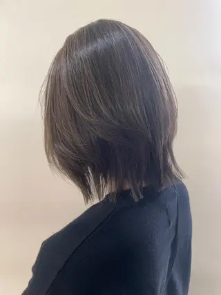 ミディアム カラー 三浦 瑠璃のヘアスタイル