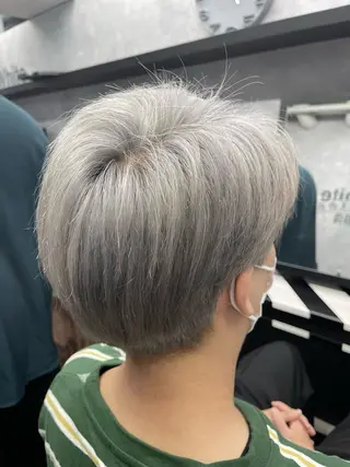 ショート カラー メンズ オフホワイトアンドなんば所属・福西 洋斗のヘアスタイル