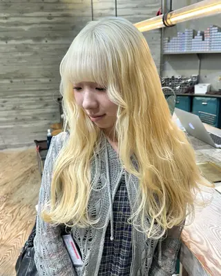 ロング 抜きっぱなしブロンド ササキカズマのヘアスタイル