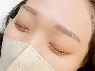 アイブロウ White eye 三宮店所属・西井 萌生の眉毛・アイブロウイメージ