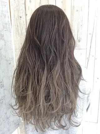 カラー ロング 大久保 佳奈のヘアスタイル