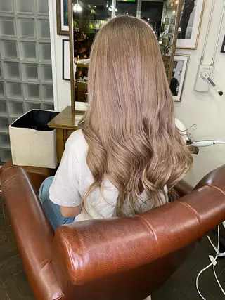 ロング カラー モモカ/ハイトーン /バレイヤージュのヘアスタイル