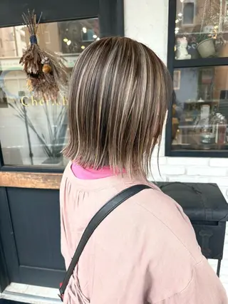 ミディアム カラー 小坂 真子のヘアスタイル