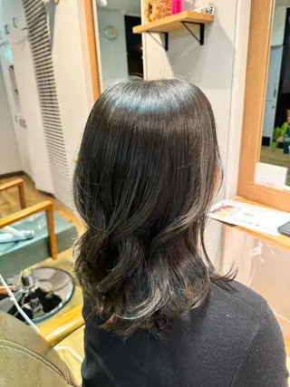 セミロング カラー ツキダテ ユイのヘアスタイル