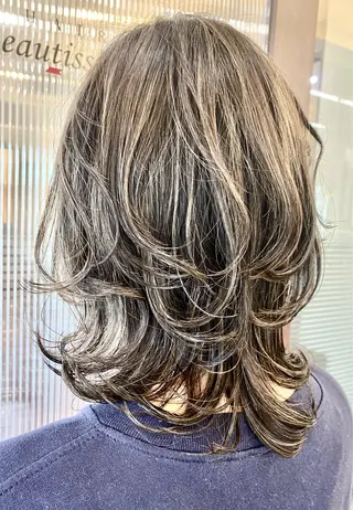 セミロング 鈴木 千恵子のヘアスタイル