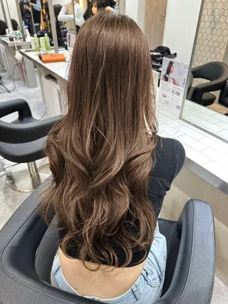 ロング パーマ 艶髪レイヤー顔周り グレージュ添田晃基のヘアスタイル