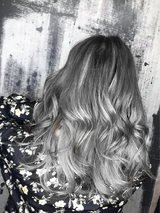 セミロング カラー 新宿メンズパーマ メンズバレイヤージュのヘアスタイル