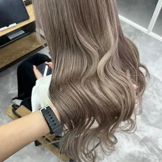 ロング 岸下 理緒のヘアスタイル