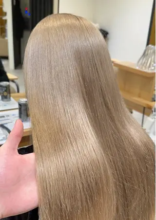 カラー 肌に馴染むハイトーン /ミルクティーカラーのヘアスタイル