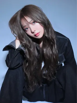 ロング 奥本 侑 ハイトーン、髪質改善のヘアスタイル