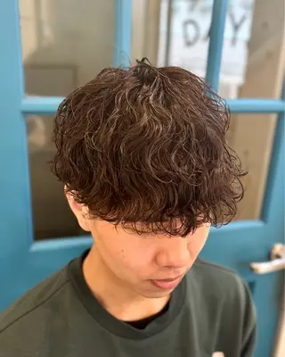 パーマ メンズ ショート、韓国メンズ ヘアのかつらぎのヘアスタイル