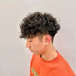 ミディアム パーマ ヘアアレンジ メンズ 顔まわりカット の達人のヘアスタイル