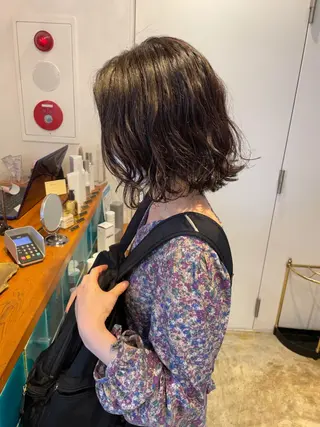 ミディアム パーマ MIOベージュカラー 柔らかいカラーのヘアスタイル