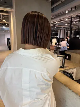 ミディアム ブリーチ/ハイトーン /大人バレイヤージュのヘアスタイル