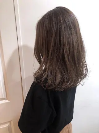 ミディアム カラー MIOベージュカラー 柔らかいカラーのヘアスタイル