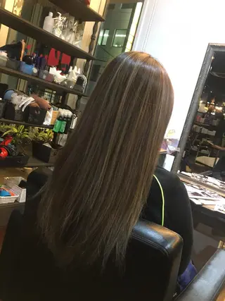 セミロング ロング カラー 吉本 yoshimotoのヘアスタイル