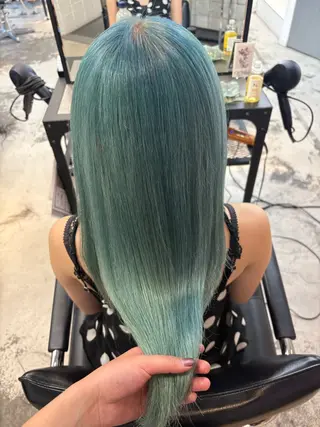 ミディアム カラー HIKARI🐈‍⬛ ハイトーン×デザインのヘアスタイル