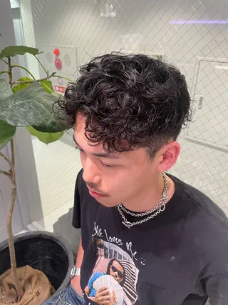 ショート パーマ メンズ 菜々🫧新宿 透明感ケアブリーチのヘアスタイル