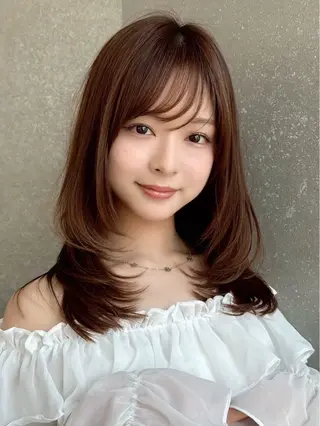 セミロング ショート レイヤー ロンド　エメのヘアスタイル