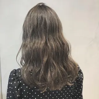 ミディアム カラー 荒木 依莉亜のヘアスタイル