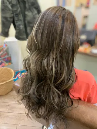 ロング カラー 鶴見 和美のヘアスタイル