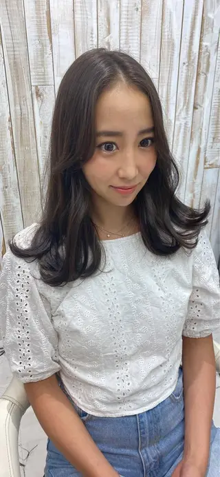 ミディアム 白髪ぼかしハイライト めさきすずなのヘアスタイル