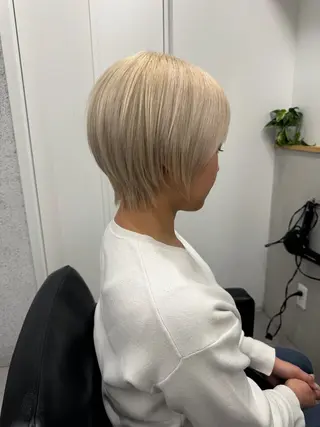 ショート 切りっぱなしボブ レイヤー/縮毛矯正のヘアスタイル