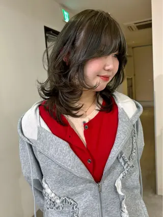 ミディアム カラー mizuki/ピンク ベージュ.レイヤーのヘアスタイル