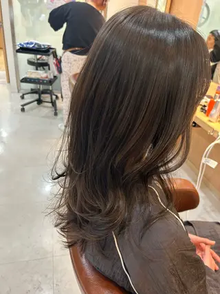 ミディアム カラー 大八木 美咲のヘアスタイル