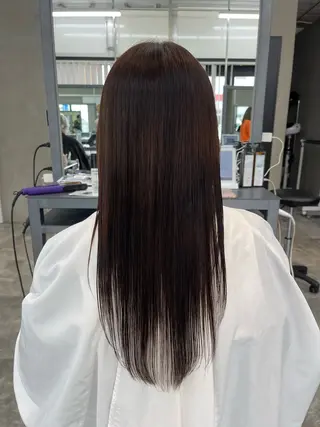 セミロング 縮毛矯正🐼暖色 根本侑季のヘアスタイル