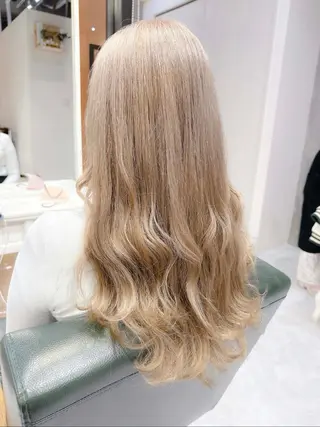 ロング カラー 𝐍𝐚𝐧𝐚{ 髪質改善/ハイトーンのヘアスタイル