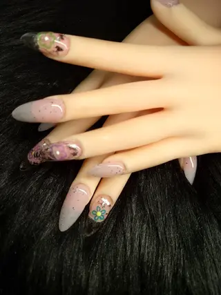 ネイル White  Se7enのネイルデザイン