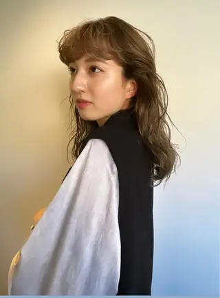 ミディアム カラー MIU/ルーツカラー 顔まわりレイヤーのヘアスタイル