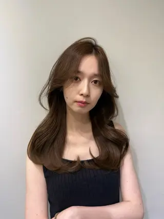 セミロング カラー 艶髪レイヤー顔周り グレージュ添田晃基のヘアスタイル