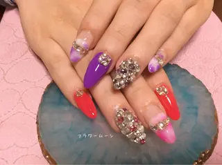 ネイル フラワー ムーンのネイルデザイン