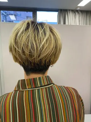 ショート カラー DEE okazakiのヘアスタイル