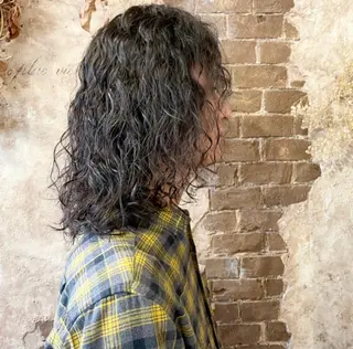 セミロング パーマ メンズ ブリーチ、パーマ 西部笑のヘアスタイル