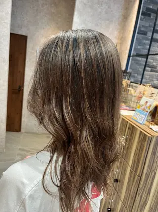 セミロング カラー シャドールーツ earth　深川愛実のヘアスタイル