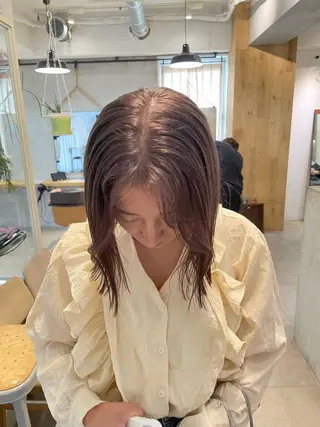 ミディアム カラー ミルクティー× グレージュMOMOのヘアスタイル