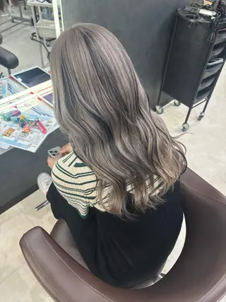 セミロング 色落ちまで2度綺麗な ハイトーン🪞／ミクのヘアスタイル